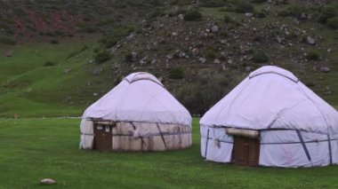 Kırgızistan Dağlarında Işıklı Geleneksel Yurt Kampı