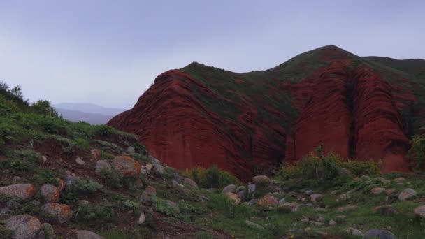 吉尔吉斯斯坦 雨中的Jety Oguz村的岩石 — 图库视频影像