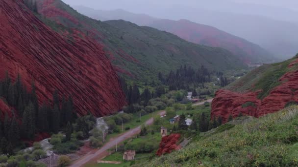 Rocas Aldea Jety Oguz Bajo Lluvia Kirguistán — Vídeo de stock