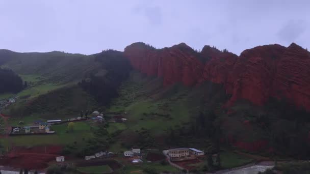 마을에 바위들 키르기스스탄 — 비디오