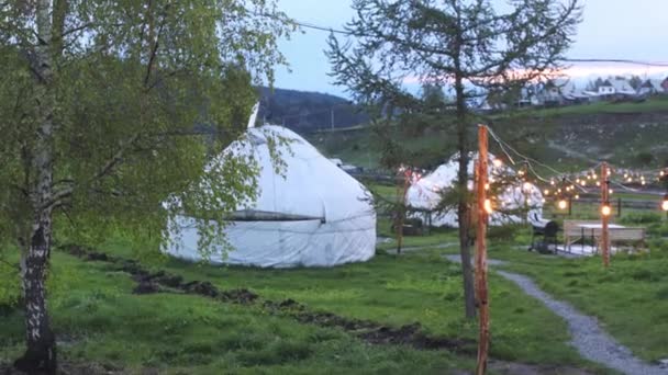 Традиционный Юрточный Лагерь Освещением Горах Кыргызстана — стоковое видео