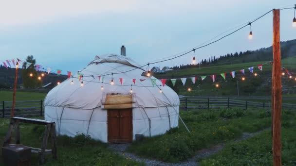 Campamento Tradicional Yurtas Con Iluminación Las Montañas Kirguistán — Vídeo de stock