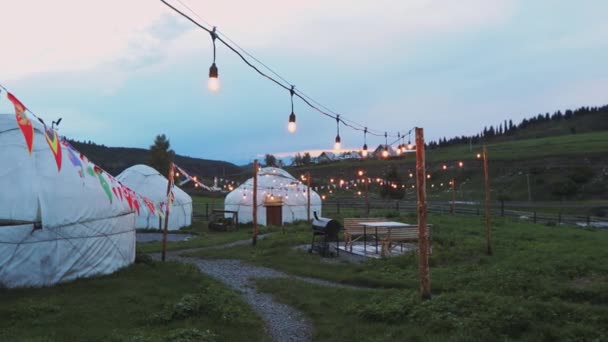 Традиционный Юрточный Лагерь Освещением Горах Кыргызстана — стоковое видео