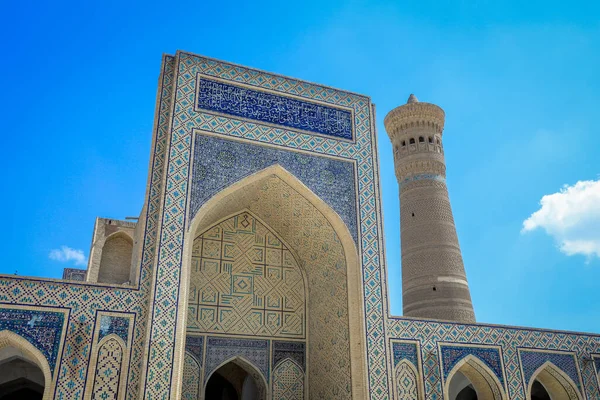 ウズベキスタン ブハラの中世建築アンサンブルポイ カリャンの様子 — ストック写真