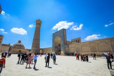 Buhara, Özbekistan - 12 Mayıs 2022: Buhara 'da Turistlerle birlikte Ortaçağ Mimari Topluluğu Poi Kalyan' a Bakınız