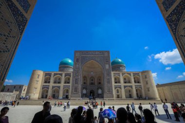 Buhara, Özbekistan - 12 Mayıs 2022: Buhara 'da Turistlerle birlikte Ortaçağ Mimari Topluluğu Poi Kalyan' a Bakınız