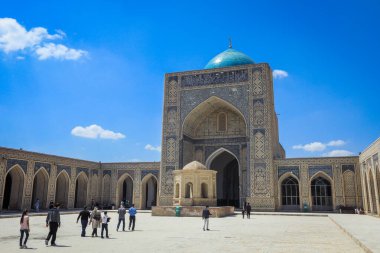 Buhara, Özbekistan - 12 Mayıs 2022: Buhara 'da Turistlerle birlikte Ortaçağ Mimari Topluluğu Poi Kalyan' a Bakınız