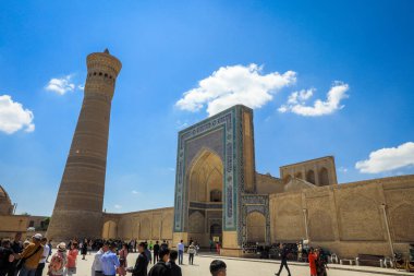 Buhara, Özbekistan - 12 Mayıs 2022: Buhara 'da Turistlerle birlikte Ortaçağ Mimari Topluluğu Poi Kalyan' a Bakınız