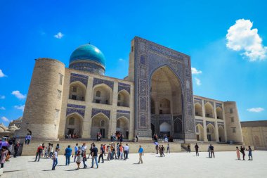 Buhara, Özbekistan - 12 Mayıs 2022: Buhara 'da Turistlerle birlikte Ortaçağ Mimari Topluluğu Poi Kalyan' a Bakınız