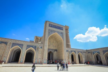 Buhara, Özbekistan - 12 Mayıs 2022: Buhara 'da Turistlerle birlikte Ortaçağ Mimari Topluluğu Poi Kalyan' a Bakınız