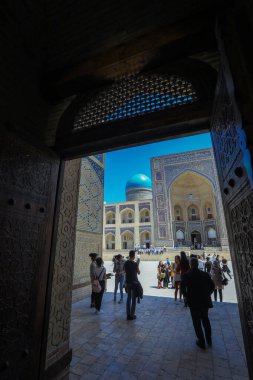 Buhara, Özbekistan - 12 Mayıs 2022: Buhara 'da Turistlerle birlikte Ortaçağ Mimari Topluluğu Poi Kalyan' a Bakınız