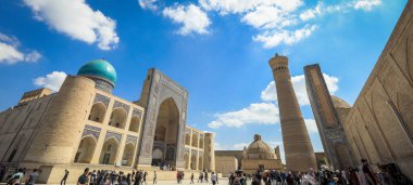 Buhara, Özbekistan - 12 Mayıs 2022: Buhara 'da Turistlerle birlikte Ortaçağ Mimari Topluluğu Poi Kalyan' a Bakınız