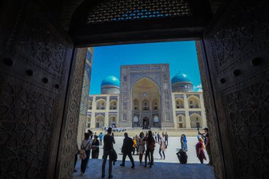 Buhara, Özbekistan - 12 Mayıs 2022: Buhara 'da Turistlerle birlikte Ortaçağ Mimari Topluluğu Poi Kalyan' a Bakınız