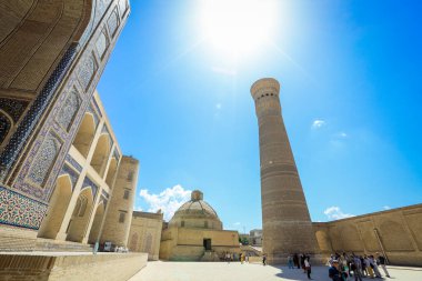 Buhara, Özbekistan - 12 Mayıs 2022: Buhara 'da Turistlerle birlikte Ortaçağ Mimari Topluluğu Poi Kalyan' a Bakınız
