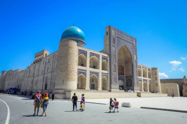 Buhara, Özbekistan - 12 Mayıs 2022: Buhara 'da Turistlerle birlikte Ortaçağ Mimari Topluluğu Poi Kalyan' a Bakınız