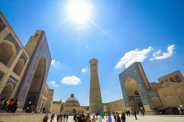 Buhara, Özbekistan - 12 Mayıs 2022: Buhara 'da Turistlerle birlikte Ortaçağ Mimari Topluluğu Poi Kalyan' a Bakınız
