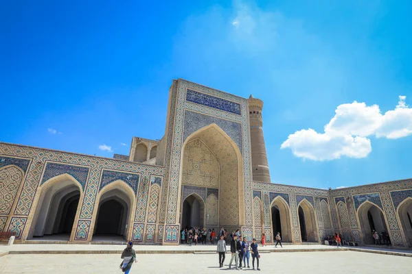 ブハラ ウズベキスタン 2022年5月12日 ブハラの観光客と中世建築アンサンブルポイ カリャンを見る — ストック写真