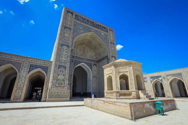ブハラ ウズベキスタン 2022年5月12日 ブハラの観光客と中世建築アンサンブルポイ カリャンを見る — ストック写真