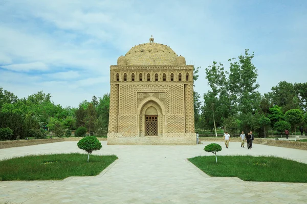 Мавзолей Саманидов Отражен Зеленой Воде Историческом Центре Города Бухара Узбекистан — стоковое фото