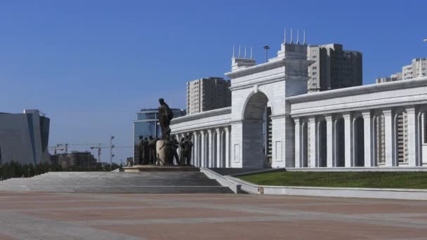 Kazako Persone Monumento Nel Centro Nursultan Kazakistan — Video Stock
