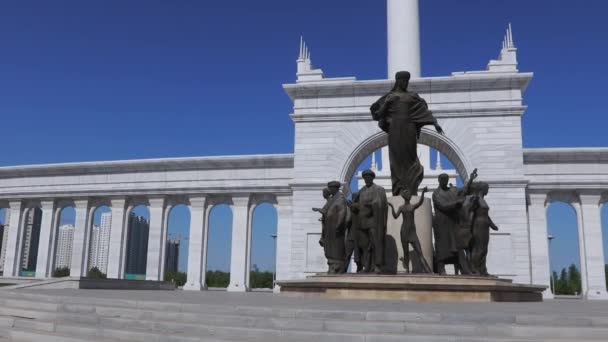 カザフスタンのヌルスルタンの中心部にあるカザフスタン人記念碑 — ストック動画