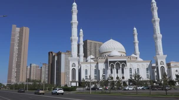 カザフスタンのヌルスルタンの中心部にあるハズレット スルタン モスク — ストック動画