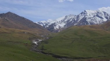 Dağlar ve Kırgızistan 'ın Doğal Manzaraları