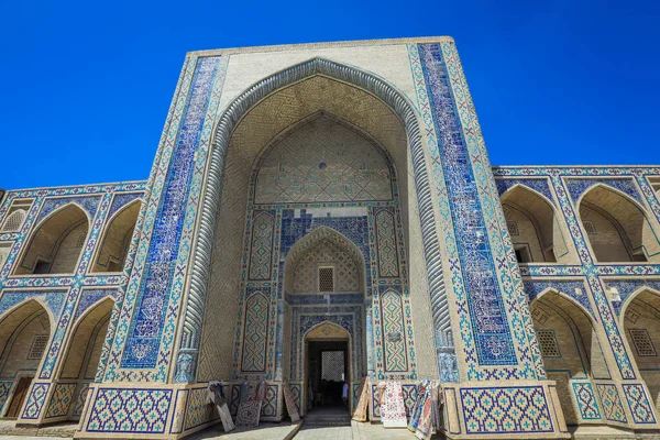 ウルグベク マドラサの玄関口への眺め ウズベキスタン ブハラ — ストック写真