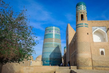 Muhammed Emin Han 'ın Khiva, Özbekistan' da inşa ettiği, Mavi Mozaik Duvarlı Bitmemiş Kalta Minor Minaresine bakın