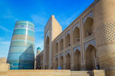Muhammed Emin Han 'ın Khiva, Özbekistan' da inşa ettiği, Mavi Mozaik Duvarlı Bitmemiş Kalta Minor Minaresine bakın
