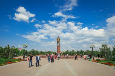 Semerkant, Özbekistan - 13 Mayıs 2022: Özbekistan 'ın 20. yüzyıl başkanı Semerkant' ta İslam Anıtı Karimov