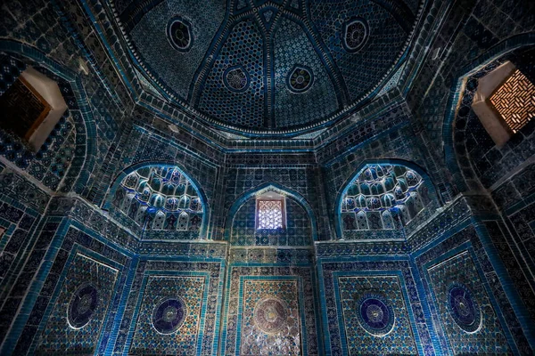 シャー ジンダ アンサンブルのモザイク詳細ページウズベキスタンのサマルカンドにある中世東洋の霊廟などの儀式用の建物 — ストック写真
