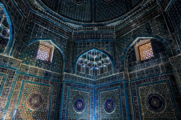 シャー ジンダ アンサンブルのモザイク詳細ページウズベキスタンのサマルカンドにある中世東洋の霊廟などの儀式用の建物 — ストック写真