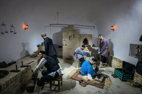 Özbekistan 'ın Buhara kentindeki Sandık Kalesi' ndeki Etnoğrafya Müzesinde Yerli Doğulu Çalışanlar Sergisi
