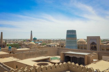 Özbekistan 'ın başkenti Khiva' daki tuğla duvarlarla çevrili Panoramik Görünüm