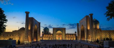 Samarqand, Özbekistan - 13 Mayıs 2022: Vurgulanmış Sicil meydanına Akşam Panoramik Görünümü ve üç medresesi: Ulugh Beg Madrasah, Tilya-Kori Madrasah ve Sher-Dor Madrasah