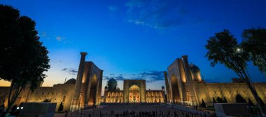 Samarqand, Özbekistan - 13 Mayıs 2022: Vurgulanmış Sicil meydanına Akşam Panoramik Görünümü ve üç medresesi: Ulugh Beg Madrasah, Tilya-Kori Madrasah ve Sher-Dor Madrasah
