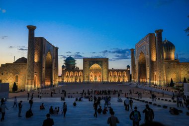 Samarqand, Özbekistan - 13 Mayıs 2022: Vurgulanmış Sicil meydanına Akşam Panoramik Görünümü ve üç medresesi: Ulugh Beg Madrasah, Tilya-Kori Madrasah ve Sher-Dor Madrasah