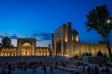 Semerkant, Özbekistan 'daki Vurgulanmış Sicil Meydanı Akşam Panoramik Görünümü