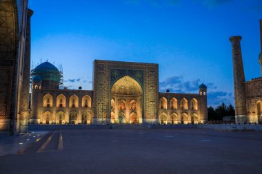Semerkant, Özbekistan 'daki Vurgulanmış Sicil Meydanı Akşam Panoramik Görünümü