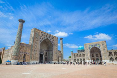 Semerkant, Özbekistan 'da, Güneş ışığı altında, Registan Meydanı' na Panoramik Görünüm