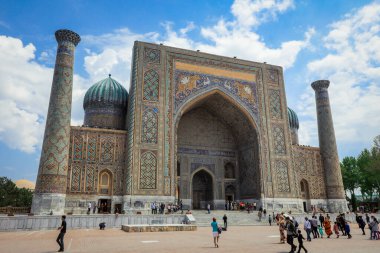 Samarqand, Özbekistan - 13 Mayıs 2022: Yürüyen Turistlerle birlikte Registan Meydanı ve medreselerine Panoramik Görünüm