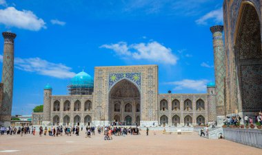 Samarqand, Özbekistan - 13 Mayıs 2022: Yürüyen Turistlerle birlikte Registan Meydanı ve medreselerine Panoramik Görünüm