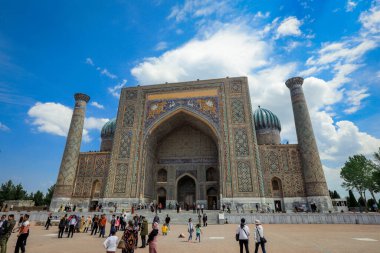 Samarqand, Özbekistan - 13 Mayıs 2022: Yürüyen Turistlerle birlikte Registan Meydanı ve medreselerine Panoramik Görünüm