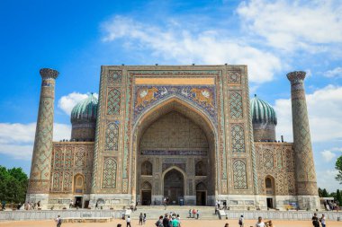Samarqand, Özbekistan - 13 Mayıs 2022: Yürüyen Turistlerle birlikte Registan Meydanı ve medreselerine Panoramik Görünüm