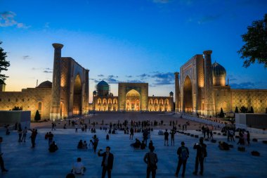 Samarqand, Özbekistan - 13 Mayıs 2022: Yürüyen Turistlerle birlikte Registan Meydanı ve medreselerine Panoramik Görünüm