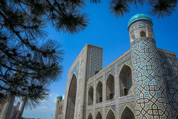 ウズベキスタン サマルカンドの太陽光の下での地方広場へのパノラマビュー — ストック写真