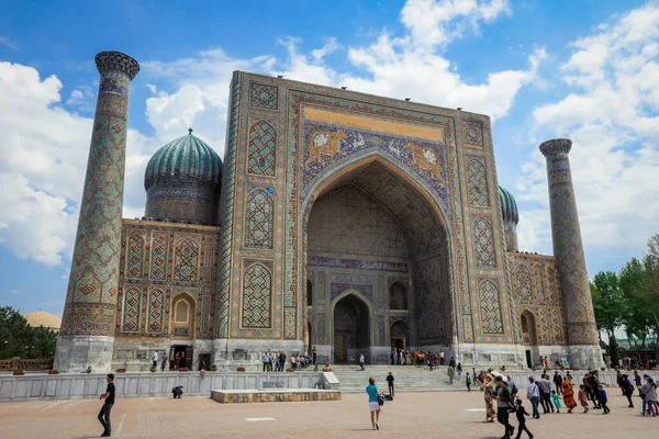 Samarqand, Özbekistan - 13 Mayıs 2022: Yürüyen Turistlerle birlikte Registan Meydanı ve medreselerine Panoramik Görünüm