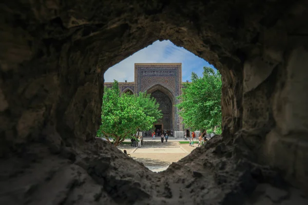 ウズベキスタンのサマルカンドにあるレグスタン広場のマドラサの装飾が施されたオリエンタルなカラフルな詳細 — ストック写真