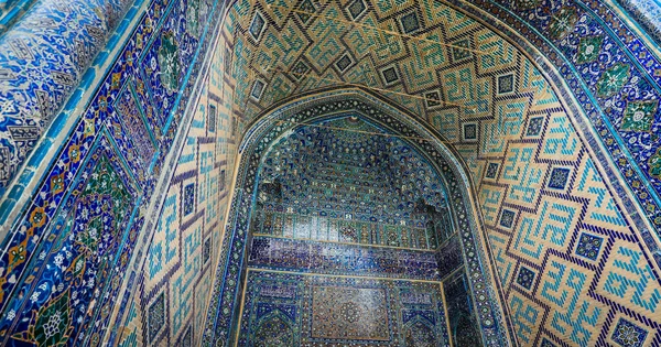 ウズベキスタンのサマルカンドにあるレグスタン広場のマドラサの装飾が施されたオリエンタルなカラフルな詳細 — ストック写真